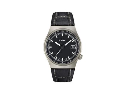 Sinn Spezialuhren 544 Automatik Edelstahl 38,5mm schwarzes Zifferblatt schwarzes Lederband – Herrenuhren Uhr mit Datum aus Edelstahl und Leder. Das Gehäuse ist rund und silber. Das Lederarmband ist schwarz. Das Zifferblatt ist ein Index in schwarz.