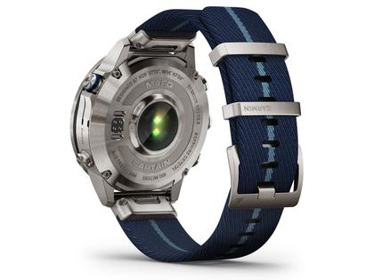 Garmin MARQ Captain Gen 2 digital Titan 46mm blaues Jacquard-Nylonband – Herrenuhren Uhr Multifunktion aus Keramik und Titan. Das Gehäuse ist rund und grau. Das Textilarmband ist blau. Der Zifferblatt ist digital. – Ansicht 3
