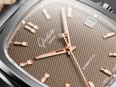 Glashütte Original Seventies Vintage Kollektion Tweed Amp Automatik Edelstahl 39x39mm beiges Zifferblatt beiges Kautschukband – Herrenuhren Uhr mit Datum aus 750 Rotgold, Edelstahl und Kautschuk. Das Gehäuse ist quadratisch und silber. Das Kautschuk / Kunststoff / Silikon Armband ist beige. Das Zifferblatt ist ein Index in beige. – Ansicht 2