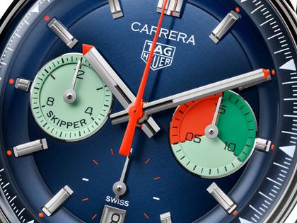 TAG Heuer Carrera Chronograph Skipper Automatik Edelstahl 39mm blaues Zifferblatt blaues Textilband – Herrenuhren Chronograph aus Edelstahl und Leder. Das Gehäuse ist rund und silber. Das Textilarmband ist blau. Das Zifferblatt ist ein Index in blau. – Ansicht 4
