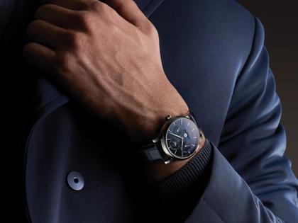 Frederique Constant Classic Perpetual Calendar Manufacture Automatik Edelstahl 40mm blaues Zifferblatt Lederband – Herrenuhren Uhr mit Kalender aus Edelstahl. Das Gehäuse ist rund und silber. Das Lederarmband Kroko / Alligator ist blau. Das Zifferblatt ist ein Index in blau. – Ansicht 4