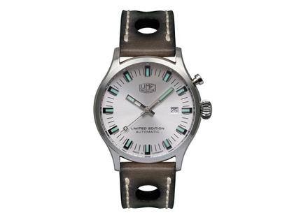 UMF Ruhla Sprungdeckeluhr Automatik Edelstahl 43mm silberfarbenes Zifferblatt braunes Lederband limitiert – Herrenuhren Uhr ohne Datum aus Edelstahl und Leder. Das Gehäuse ist rund und silber. Das Lederarmband ist braun. Das Zifferblatt ist ein Index in silber.