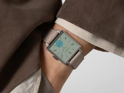 Nomos Glashütte Tetra Origins Salvia Handaufzug Edelstahl 29,5mm grünes Zifferblatt graues Lederband Glasboden – Damenuhren Uhr ohne Datum aus Edelstahl und Leder. Das Gehäuse ist quadratisch und silber. Das Lederarmband ist grau. Das Zifferblatt ist arabisch Index und grün. – Ansicht 9