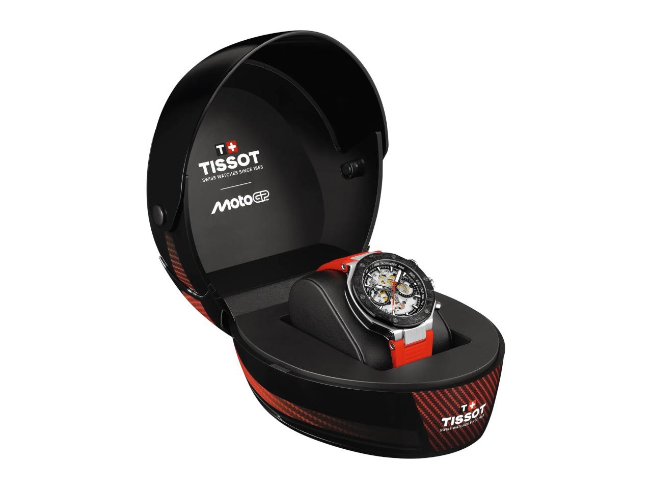 Tissot T-Race MotoGP                    2026 Chronograph Limited Edition Automatic Edelstahl 45mm skelettiertes Zifferblatt rotes Silikonband – Herrenuhren Chronograph aus Edelstahl und PVD beschichtet. Das Gehäuse ist rund und silber. Das Kautschuk / Kunststoff / Silikon Armband ist rot. Das Zifferblatt ist ein Index in silber. – Ansicht 8