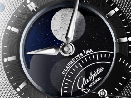 Glashütte Original PanoLunarInverse Automatik Platin 42mm silbernes Zifferblatt graues Lederband Limited Edition – Herrenuhren Uhr mit Kalender aus 950 Platin. Das Gehäuse ist rund und silber. Das Lederarmband Kroko / Alligator ist grau. Das Zifferblatt ist ein Index in silber. – Ansicht 3