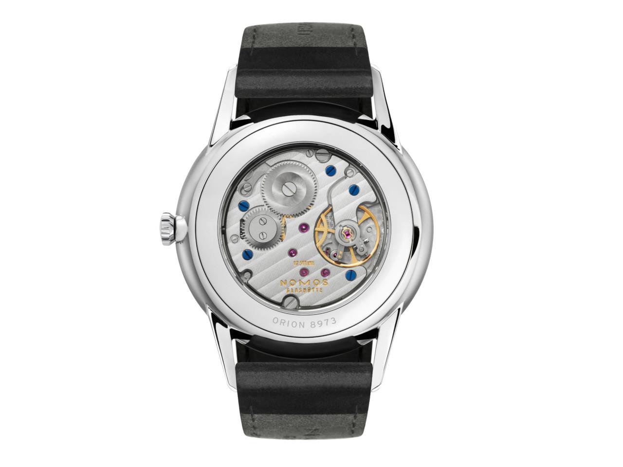 Nomos Glashütte Orion 38 Handaufzug Edelstahl 38mm weißes Zifferblatt schwarzes Zifferblatt Glasboden – Herrenuhren Uhr ohne Datum aus Edelstahl. Das Gehäuse ist rund und silber. Das Lederarmband ist schwarz. Das Zifferblatt ist ein Index in weiß. – Ansicht 3