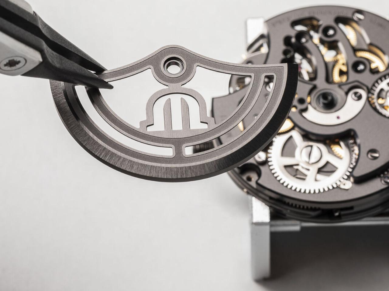 Maurice Lacroix Masterpiece Skeleton Label Noir Handaufzug Edelstahl Schwarz-DLC 43mm schwarzes Zifferblatt schwarzes Textilband – Herrenuhren Uhr ohne Datum aus DLC beschichtet, Edelstahl und PVD beschichtet. Das Gehäuse ist rund und schwarz. Das Textilarmband ist schwarz. Das Zifferblatt ist skelettiert und schwarz. – Ansicht 8