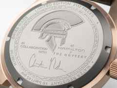 Hamilton Khaki Field The Odyssey Limited Edition Automatik Bronze 42mm schwarzes Zifferblatt braunes Lederband – Herrenuhren Uhr ohne Datum aus Bronze, Leder und Titan. Das Gehäuse ist rund und bronze. Das Lederarmband ist braun. Das Zifferblatt ist ohne Zeichen und schwarz. – Ansicht 5