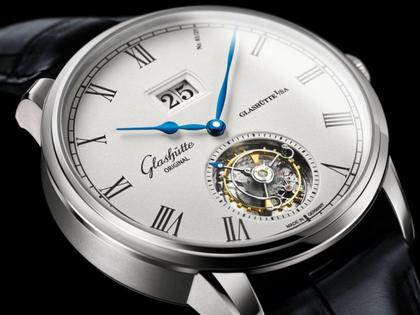 Glashütte Original Senator Alfred Helwig Tourbillon Automatik Weißgold 42mm weißes Zifferblatt blaues Lederband Limited Edition – Herrenuhren Uhr mit Datum aus 750 Weißgold. Das Gehäuse ist rund und silber. Das Lederarmband Kroko / Alligator ist blau. Das Zifferblatt ist römisch und silber. – Ansicht 4