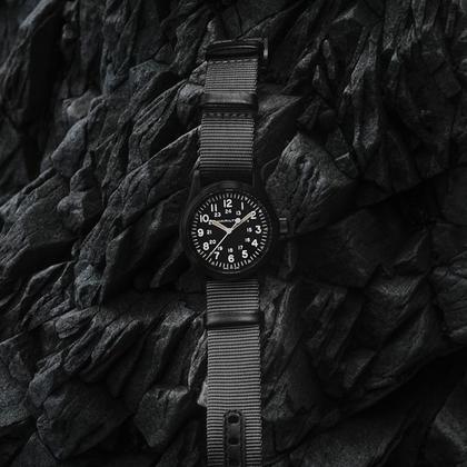 Hamilton Khaki Field Mechanical Handaufzug Edelstahl 38mm schwarzes Zifferblatt schwarzes Textilband – Herrenuhren Uhr ohne Datum aus Edelstahl und PVD beschichtet. Das Gehäuse ist rund und schwarz. Das Textilarmband ist schwarz. Das Zifferblatt ist arabisch Index und schwarz. – Ansicht 3