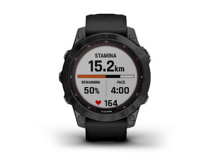 Garmin fenix 7 Sapphire Solar Titan schwarz beschichtet 47 mm Kautschukband schwarz – Herrenuhren Uhr Multifunktion aus DLC beschichtet, Kautschuk und Titan. Das Gehäuse ist rund und schwarz. Das Kautschuk / Kunststoff / Silikon Armband ist schwarz. Das Zifferblatt ist digital und silber. – Ansicht 3