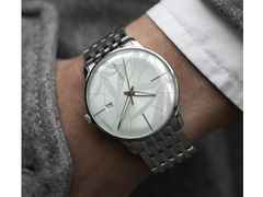 Junghans Meister Automatic Edelstahl 38mm silbernes Zifferblatt Metallband – Damenuhren Uhr mit Datum aus Edelstahl. Das Gehäuse ist rund und silber. Das Edelstahlarmband ist silber. Das Zifferblatt ist ein Index in silber. – Ansicht 2
