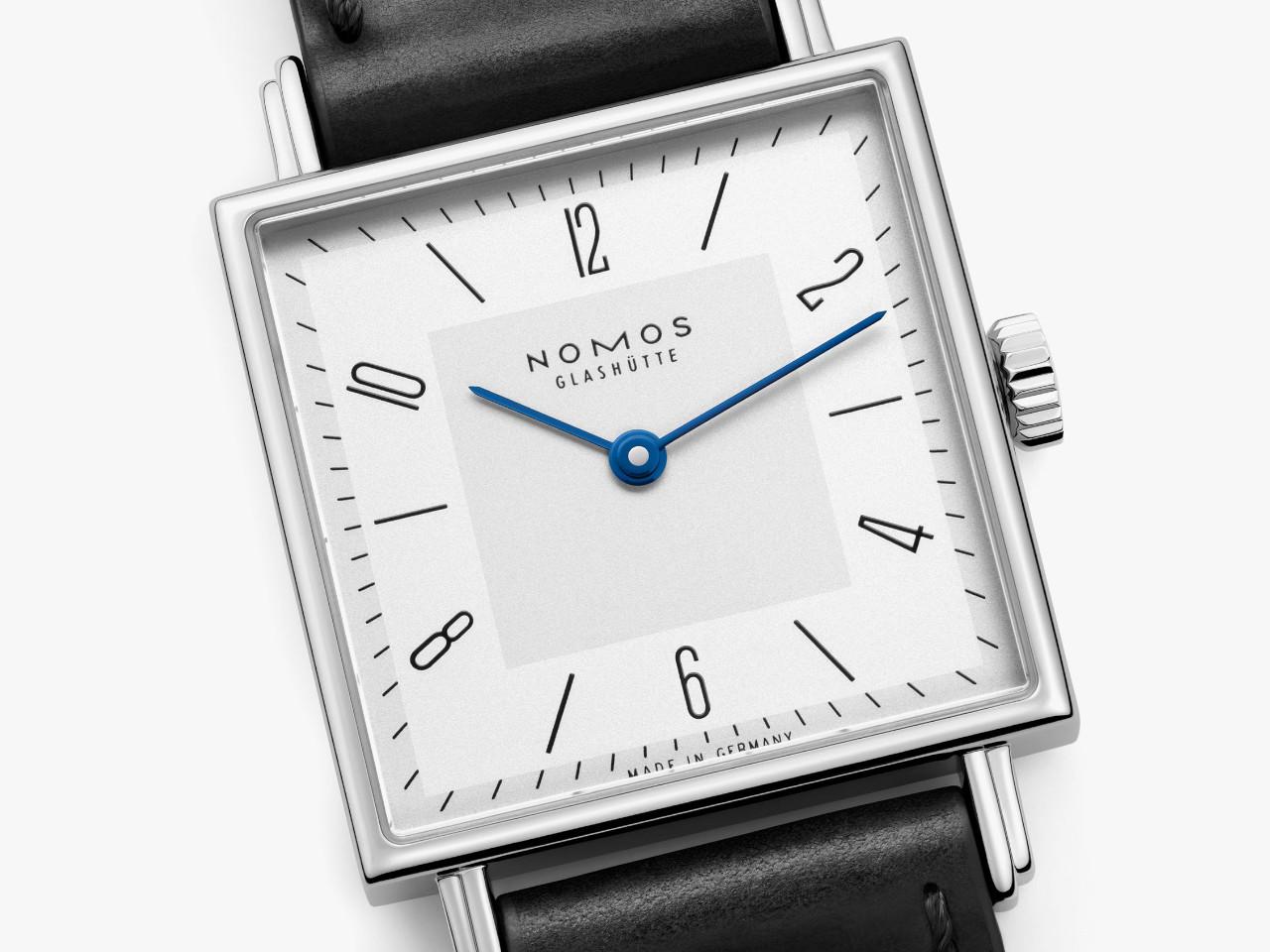 Nomos Glashütte Tetra 27 Duo Handaufzug Edelstahl 27mm weißes Zifferblatt schwarzes Lederband Stahlboden – Damenuhren Uhr ohne Datum aus Edelstahl und Leder. Das Gehäuse ist quadratisch und silber. Das Lederarmband ist schwarz. Das Zifferblatt ist arabisch Index und weiß. – Ansicht 4