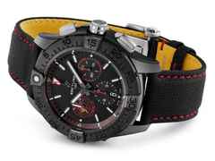 Breitling Avenger B01 Chronograph 44 Night Mission USN Dust Devils Automatik Keramik schwarzes Zifferblatt schwarzes Lederband – Herrenuhren Chronograph aus Carbon und Titan. Das Gehäuse ist rund und schwarz. Das Lederarmband ist anthrazit. Das Zifferblatt ist ein Index in schwarz. – Ansicht 4