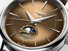 Longines Flagship Heritage Automatik Edelstahl 38,5mm beiges Zifferblatt braunes Lederband – Herrenuhren Uhr mit Datum aus Edelstahl und Leder. Das Gehäuse ist rund und silber. Das Lederarmband Kroko / Alligator ist braun. Das Zifferblatt ist ein Index in beige. – Ansicht 4