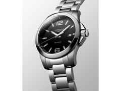 Longines Conquest Quarz Edelstahl 41mm schwarzes Zifferblatt Metallband – Herrenuhren Uhr mit Datum aus Edelstahl. Das Gehäuse ist rund und silber. Das Edelstahlarmband ist silber. Das Zifferblatt ist arabisch Index und schwarz. – Ansicht 2