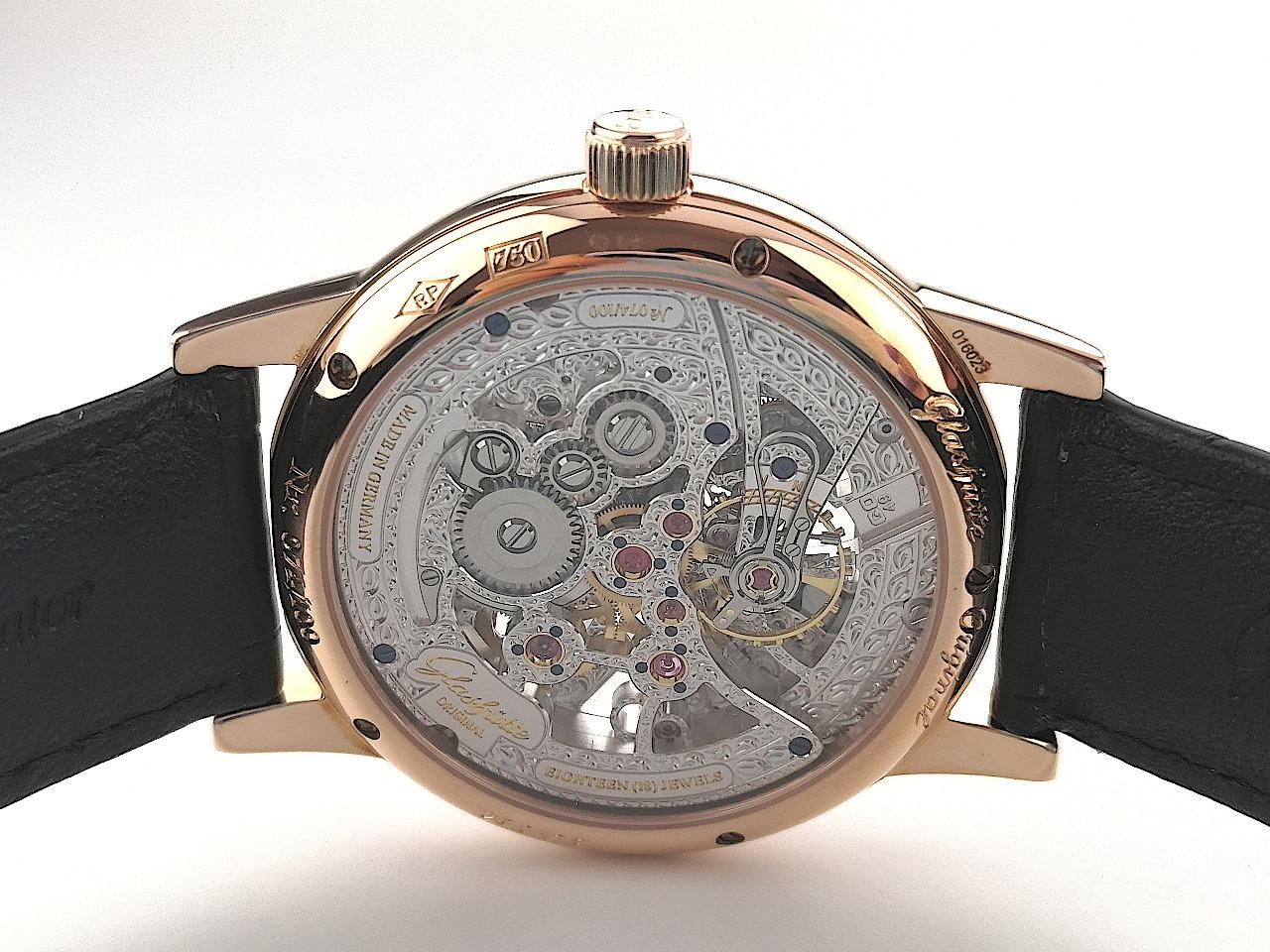 Glashütte Original Senator Mondphase Skelettierte Edition Handaufzug Rotgold 42mm skelettiertes Zifferblatt schwarzes Lederband Limited Edition 1-49-13-15-15-04 Full Set, Service 2025 mit Garantie, Occasion – Herrenuhren Uhr ohne Datum aus 750 Rotgold. Das Gehäuse ist rund und rotgold. Das Lederarmband Kroko / Alligator ist schwarz. Das Zifferblatt ist römisch Index und silber. – Ansicht 2