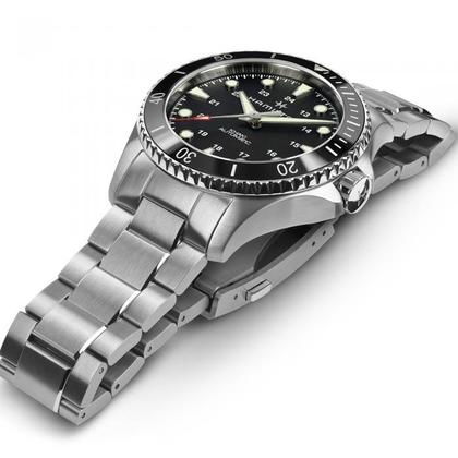 Hamilton Khaki Navy Scuba Automatic Edelstahl 43mm schwarzes Zifferblatt Metallband – Herrenuhren Uhr ohne Datum aus Edelstahl. Das Gehäuse ist rund und silber. Das Edelstahlarmband ist silber. Das Zifferblatt ist ein Index in schwarz. – Ansicht 2