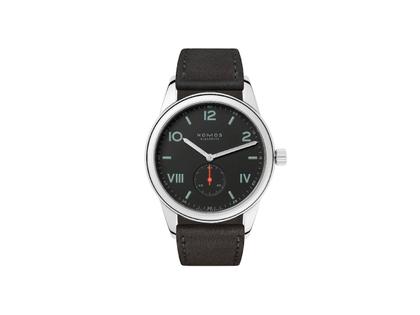 Nomos Glashütte Club Campus 38 Nacht Handaufzug Edelstahl 38mm blaues Zifferblatt schwarzes Lederband Glasboden – Herrenuhren Uhr ohne Datum aus Edelstahl und Leder. Das Gehäuse ist rund und silber. Das Lederarmband ist grau. Das Zifferblatt ist arabisch römisch und schwarz.