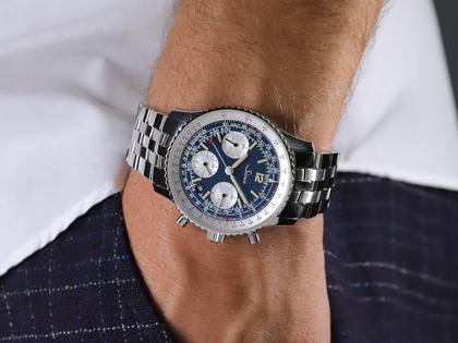 Sinn Spezialuhren 903 St II BE Navigationschronograph Automatik Edelstahl 41mm blaues Zifferblatt braunes Lederband – Herrenuhren Chronograph aus Edelstahl und Leder. Das Gehäuse ist rund und silber. Das Lederarmband ist braun. Das Zifferblatt ist arabisch Index und blau. – Ansicht 10