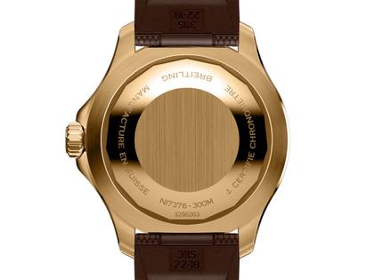 Breitling Superocean Automatic 44 Bronze braunes Zifferblatt braunes Kautschukband – Herrenuhren Uhr ohne Datum aus Bronze und Keramik. Das Gehäuse ist rund und roségold. Das Kautschuk / Kunststoff / Silikon Armband ist braun. Das Zifferblatt ist ein Index in braun. – Ansicht 2
