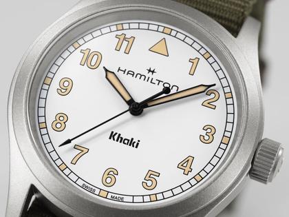 Hamilton Khaki Field Quartz Edelstahl 38mm weißes Zifferblatt grünes NATO-Textilband – Herrenuhren Uhr ohne Datum aus Edelstahl. Das Gehäuse ist rund und grau. Das Textilarmband ist grün. Das Zifferblatt ist ein Index in weiß. – Ansicht 4