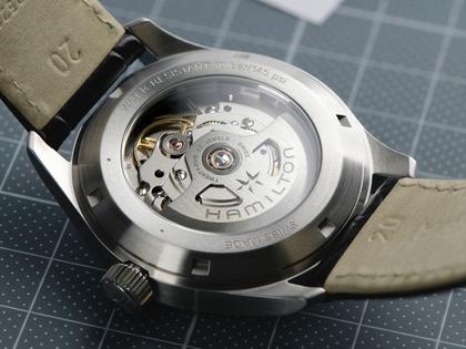 Hamilton Khaki Field Murph Automatik Edelstahl 38mm schwarzes Zifferblatt schwarzes Lederband – Herrenuhren Uhr ohne Datum aus Edelstahl und Leder. Das Gehäuse ist rund und silber. Das Lederarmband ist schwarz. Das Zifferblatt ist arabisch und schwarz. – Ansicht 6