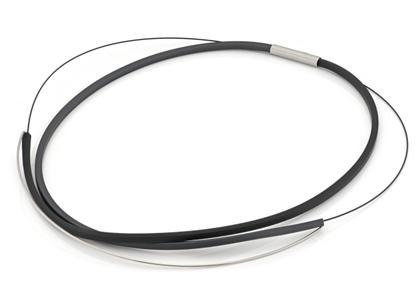 Step by Step Collier Edelstahl Kautschuk anthrazit schwarz – Halsschmuck Collier in schwarz und aus Edelstahl und Kautschuk.