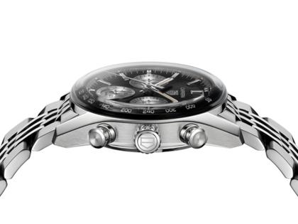 TAG Heuer Carrera Chronograph Automatik Edelstahl 39mm schwarzes Zifferblatt Metallband – Herrenuhren Chronograph aus Edelstahl und Leder. Das Gehäuse ist rund und silber. Das Edelstahlarmband ist silber. Das Zifferblatt ist ein Index in schwarz. – Ansicht 3