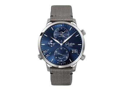 Glashütte Original Senator Cosmopolite Automatik Edelstahl 44mm blaues Zifferblatt graues Textilband – Herrenuhren Uhr mit Datum aus Edelstahl. Das Gehäuse ist rund und silber. Das Textilarmband ist grau. Das Zifferblatt ist ein Index in blau.