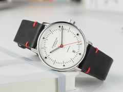 Sternglas Naos Edition Bauhaus X Rot Automatik Edelstahl 38mm beiges Zifferblatt schwarzes Lederband – Herrenuhren Uhr mit Datum aus Edelstahl. Das Gehäuse ist rund und silber. Das Lederarmband ist schwarz. Das Zifferblatt ist ein Index in beige. – Ansicht 6