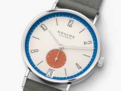 Nomos Glashütte Tangente 38 Datum "175 Years Watchmaking - Zirkus" Handaufzug Edelstahl cremeweißes Zifferblatt graues Textilband Glasboden – Herrenuhren Uhr mit Datum aus Edelstahl. Das Gehäuse ist rund und silber. Das Textilarmband ist grau. Das Zifferblatt ist arabisch Index und beige. – Ansicht 4