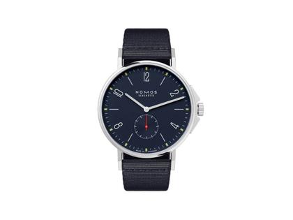 Herrenuhren Uhr ohne Datum aus Edelstahl. Das Gehäuse ist rund und silber. Das Textilarmband ist blau. Das Zifferblatt ist arabisch Index und blau.