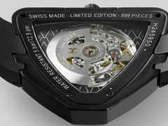 Hamilton Ventura Skeleton Auto Limited Edition Edelstahl PVD-Schwarz 42x45mm skelettiertes Zifferblatt schwarzes Kautschukband – Herrenuhren Uhr ohne Datum aus Edelstahl und PVD beschichtet. Das Gehäuse ist sonstige Form und schwarz. Das Kautschuk / Kunststoff / Silikon Armband ist schwarz. Das Zifferblatt ist skelettiert und schwarz. – Ansicht 3