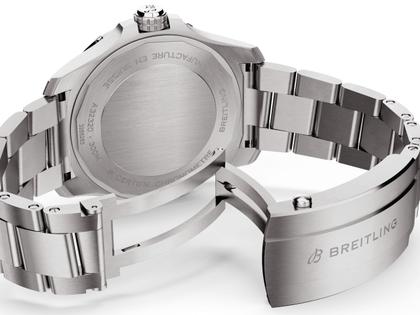 Breitling Avenger GMT 44 Automatik Edelstahl schwarzes Zifferblatt Metallband – Herrenuhren Uhr mit Datum aus Edelstahl. Das Gehäuse ist rund und silber. Das Edelstahlarmband ist silber. Das Zifferblatt ist ein Index in schwarz. – Ansicht 6