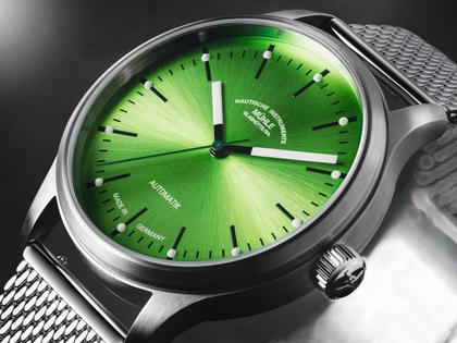 Mühle Glashütte Panova Limettengrün Automatik Edelstahl 40mm Metallband – Herrenuhren Uhr ohne Datum aus Edelstahl. Das Gehäuse ist rund und silber. Das Edelstahlarmband ist silber. Das Zifferblatt ist ein Index in grün. – Ansicht 2