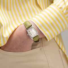 Hamilton American Classic Boulton Small Second M Quarz Edelstahl weißes Zifferblatt grünes Lederband – Herrenuhren Uhr ohne Datum aus Edelstahl und Leder. Das Gehäuse ist rechteckig und silber. Das Lederarmband ist grün. Das Zifferblatt ist römisch und weiß. – Ansicht 5