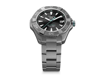 TAG Heuer Aquaracer Professional 200 Solargraph Quarz Titan 40mm schwarzes Zifferblatt Metallband – Herrenuhren Uhr mit Datum aus Titan. Das Gehäuse ist rund und grau. Das Titanarmband ist grau. Das Zifferblatt ist ein Index in schwarz. – Ansicht 3