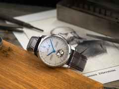 Union Glashütte 1893 Johannes Dürrstein Edition Doppelmondphase Handaufzug Edelstahl 41mm beiges Zifferblatt braunes Lederband – Herrenuhren Uhr mit Datum aus Edelstahl und Leder. Das Gehäuse ist rund und silber. Das Lederarmband ist braun. Das Zifferblatt ist römisch Index und beige. – Ansicht 11