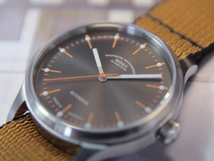 Mühle Glashütte Panova Grau Automatik Edelstahl 40mm schwarz-oranges Textilband – Herrenuhren Uhr ohne Datum aus Edelstahl und Leder. Das Gehäuse ist rund und silber. Das Textilarmband ist orange. Das Zifferblatt ist ein Index in grau. – Ansicht 3