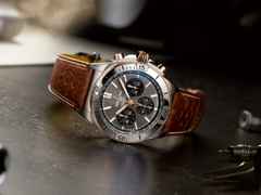 Breitling Chronomat B01 42 Triumph Edition Automatik Titan graues Zifferblatt braunes Lederband – Herrenuhren Chronograph aus 750 Rotgold und Titan. Das Gehäuse ist rund und silber-roségold. Das Lederarmband ist braun. Das Zifferblatt ist ein Index in anthrazit. – Ansicht 3