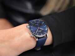 Sinn Spezialuhren 6033 B Frankfurter Finanzplatzuhr Limited Edition Automatik Edelstahl 34mm blaues Zifferblatt Metallband – Herrenuhren Uhr mit Datum aus Edelstahl. Das Gehäuse ist rund und silber. Das Edelstahlarmband ist silber. Das Zifferblatt ist arabisch Index und blau. – Ansicht 9