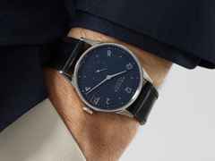 Nomos Glashütte Minimatik 39 Datum Handaufzug Edelstahl blaues Zifferblatt schwarzes Lederband – Herrenuhren Uhr mit Datum aus Edelstahl. Das Gehäuse ist rund und silber. Das Lederarmband ist schwarz. Das Zifferblatt ist arabisch Index und blau. – Ansicht 5