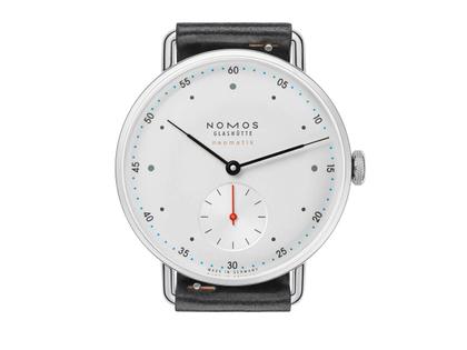 Nomos Glashütte Metro neomatik 35 Automatik Edelstahl 35mm weißes Zifferblatt schwarzes Lederband – Damenuhren Uhr ohne Datum aus Edelstahl. Das Gehäuse ist rund und silber. Das Lederarmband ist schwarz. Das Zifferblatt ist arabisch Index und silber. – Ansicht 2