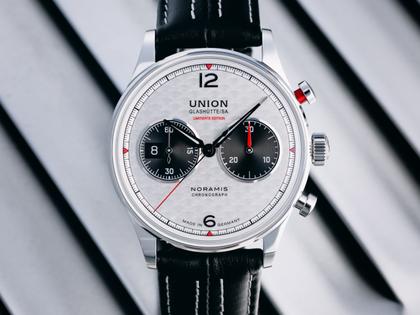 Union Glashütte Noramis Chronograph Sachsen Classic 2025 Limited Edition Automatik Edelstahl 42mm silberfarbenes Zifferblatt schwarzes Lederband – Herrenuhren Chronograph aus Edelstahl und Leder. Das Gehäuse ist rund und silber. Das Lederarmband ist schwarz. Das Zifferblatt ist arabisch Index und silber. – Ansicht 3