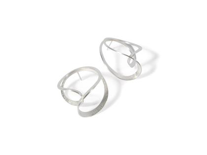 Jutta Ulland Windungen und Wendungen Ohrstecker Silber 30mm – Ohrschmuck Ohrstecker in silber und aus 925 Silber.