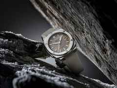 Alpina Alpiner Extreme Automatik Edelstahl 39mm beiges Zifferblatt beiges Kautschukband – Herrenuhren Uhr mit Datum aus Edelstahl und Kautschuk. Das Gehäuse ist rund und silber. Das Kautschuk / Kunststoff / Silikon Armband ist beige. Das Zifferblatt ist ein Index in beige. – Ansicht 5