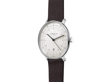 Sternglas Hamburg Quarz Edelstahl 42mm weißes Zifferblatt braunes Lederband – Herrenuhren Uhr mit Datum aus Edelstahl und Leder. Das Gehäuse ist rund und silber. Das Lederarmband ist braun. Das Zifferblatt ist arabisch Index und weiß. – Ansicht 2