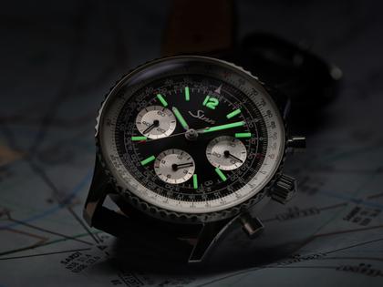 Sinn Spezialuhren 903 St II Navigationschronograph Automatik Edelstahl 41mm schwarzes Zifferblatt schwarzes Lederband – Herrenuhren Chronograph aus Edelstahl und Leder. Das Gehäuse ist rund und silber. Das Lederarmband ist schwarz. Das Zifferblatt ist arabisch Index und schwarz. – Ansicht 6