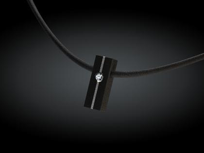André Ribeiro Halsreif mit Anhänger Stab Kautschuk mit Brillant 0,10 – Halsschmuck Collier aus 750 Weißgold, Kautschuk und und .